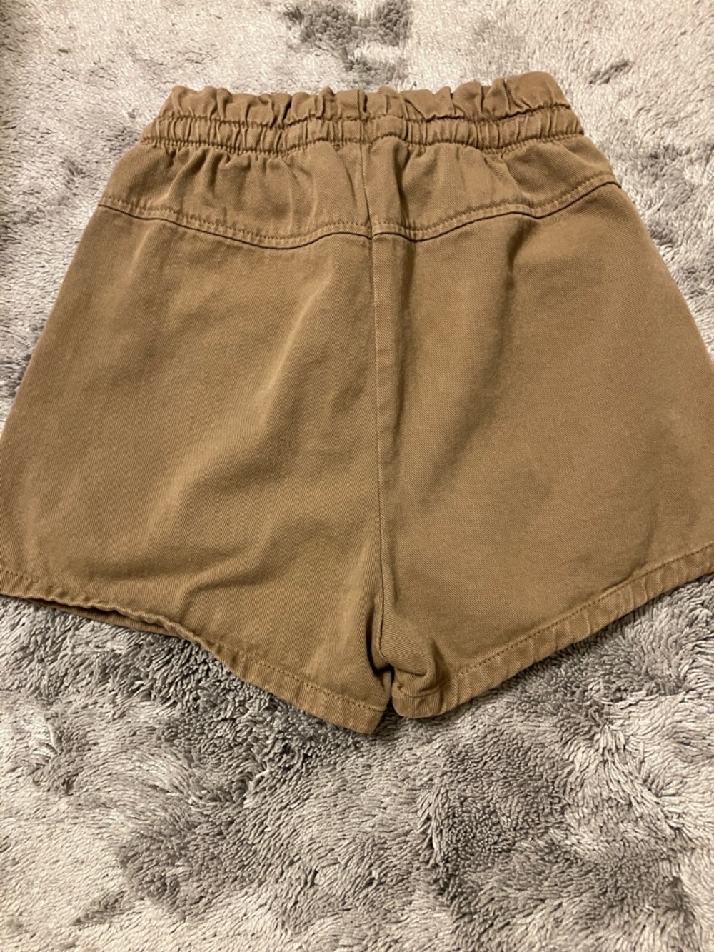 Elastic-Waist Cargo Shorts in Tan - Picture 2 of 6
